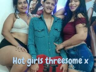 Hot_girls_threesome_x